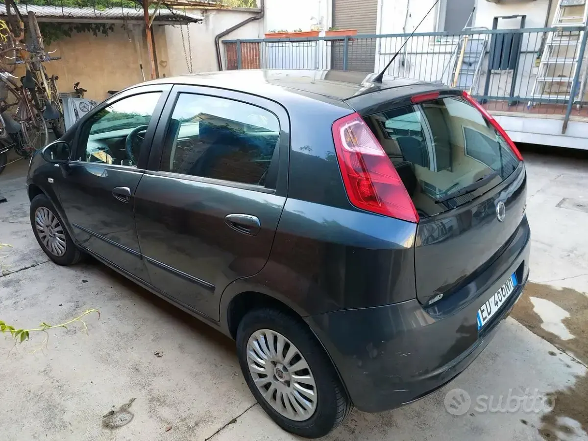 Usata Fiat Grande Punto Active 77 CV (56 kW) 2010 Nero Utilitaria