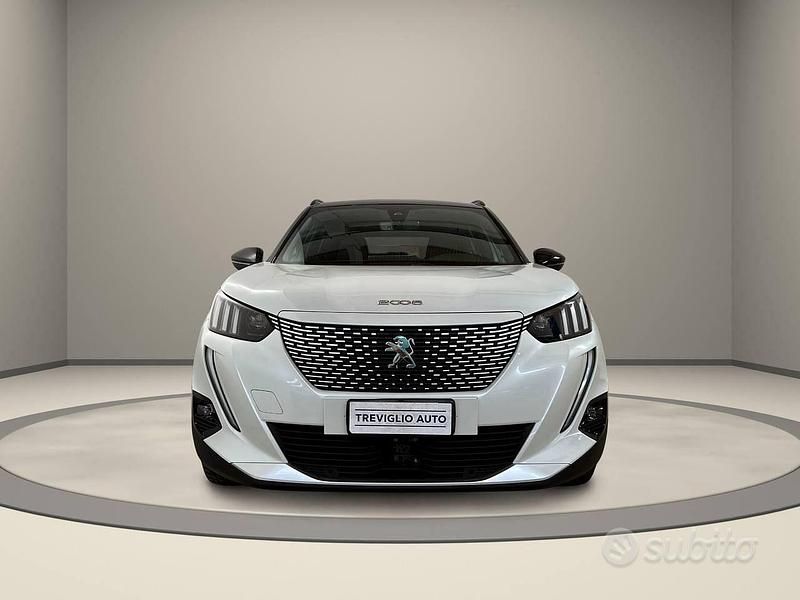 Usata Peugeot e-2008 GT 100 kW (136 CV) 2021 Bianco / perlato SUV