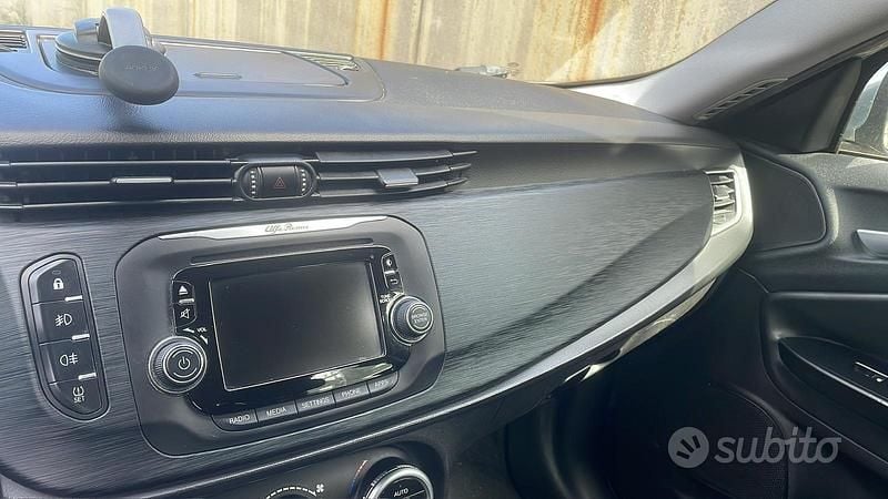Usado Alfa Romeo Giulietta 120 CV (88 kW) 2019 Gris Utilitario