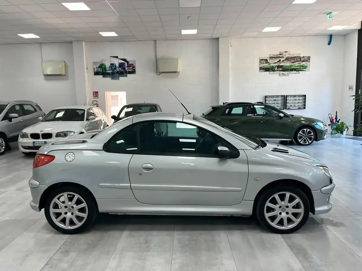 Usata Peugeot 206 CC 109 CV (80 kW) 2004 Argento Cabrio