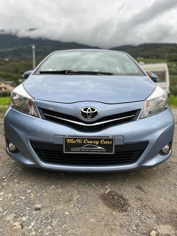 Blu Usata 2012 Toyota Yaris Lounge Tre volumi | 3990 € (Ottimo prezzo) - Immagine 1/4