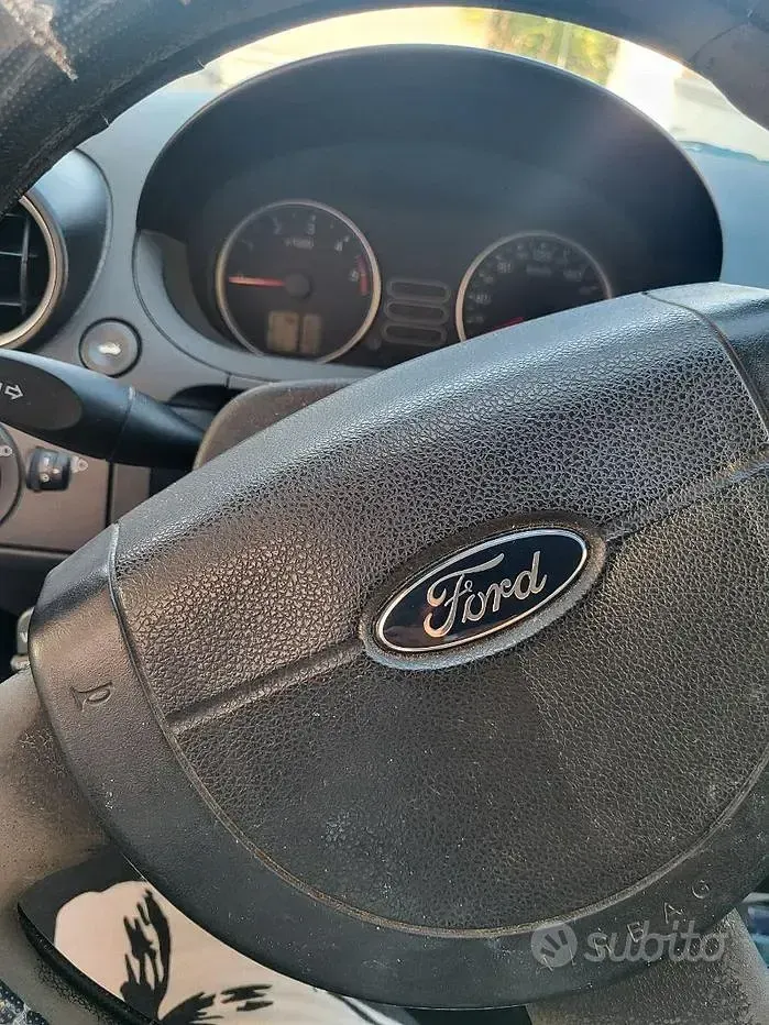 Usata Ford Fiesta 73 CV (53 kW) 2005 Grigio Utilitaria