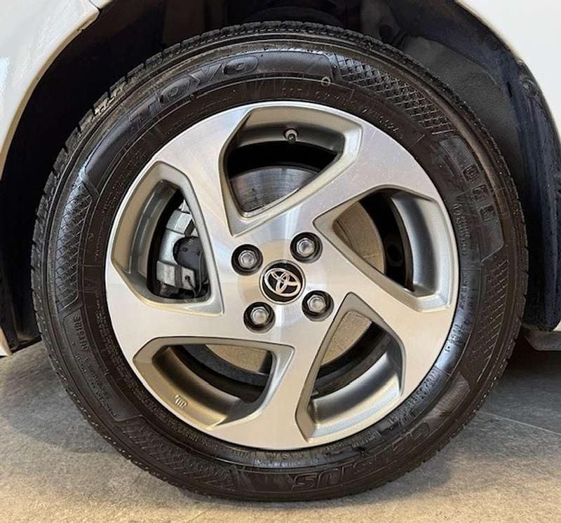 Usata Toyota Yaris Hybrid Cool 73 CV (53 kW) 2017 Bianco Berlina