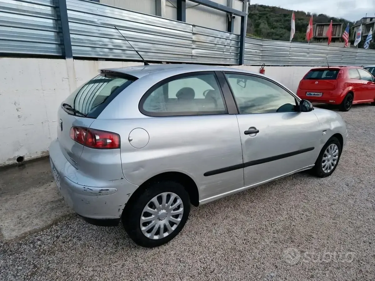 Usata Seat Ibiza Stella 75 CV (55 kW) 2003 Grigio Utilitaria