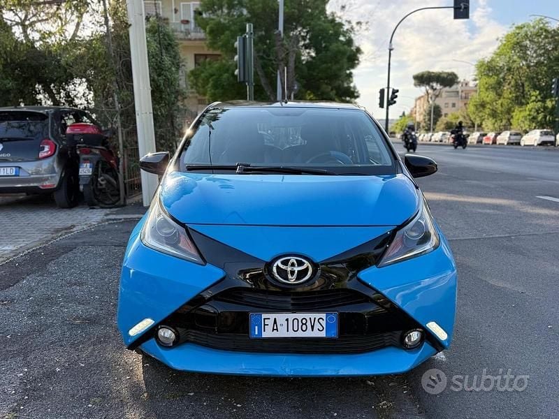 Usata Toyota Aygo X-play 69 CV (50 kW) 2015 Blu Utilitaria