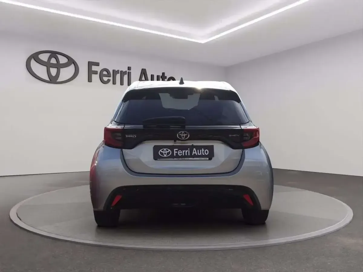 Usata Toyota Yaris Hybrid Lounge 131 CV (96 kW) 2026 Silver met Berlina