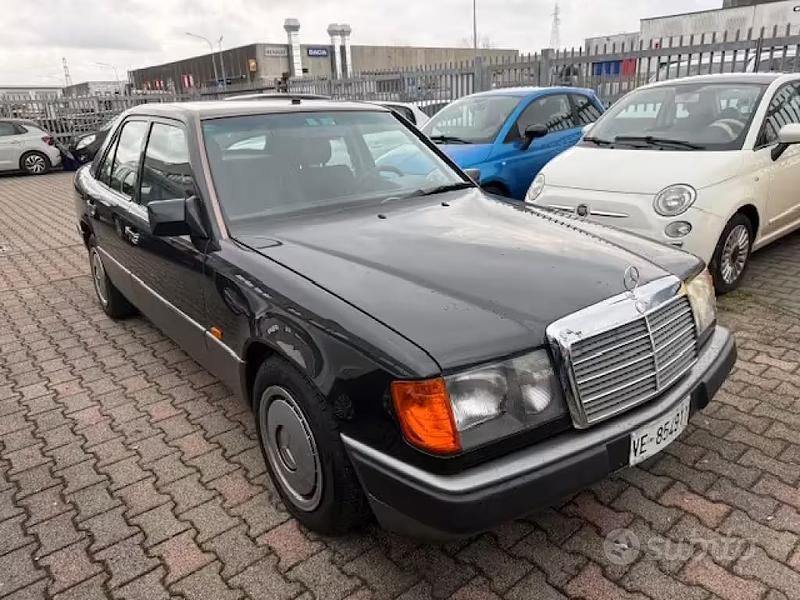 Usata Mercedes E200 122 CV (89 kW) 1991 Nero Berlina