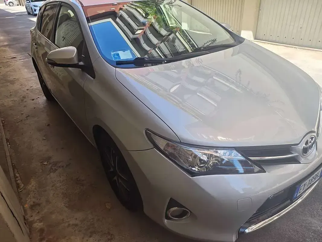 Usata Toyota Auris 90 CV (66 kW) 2015 Argento Berlina