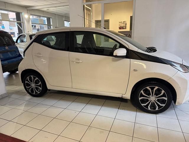 Usata Toyota Aygo X-play 69 CV (50 kW) 2016 Bianco pastello Utilitaria