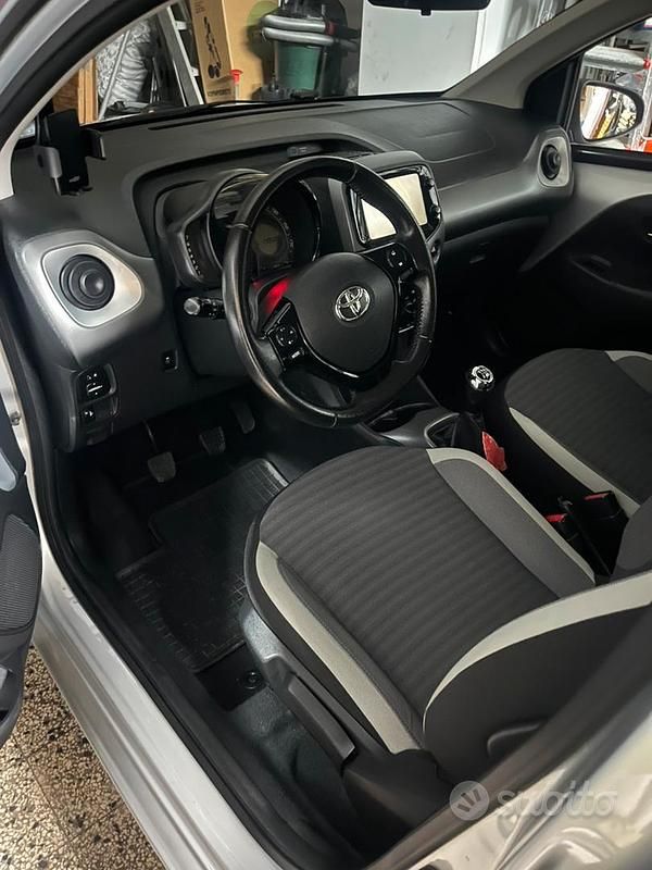 Usata Toyota Aygo 72 CV (52 kW) 2019 Grigio Utilitaria