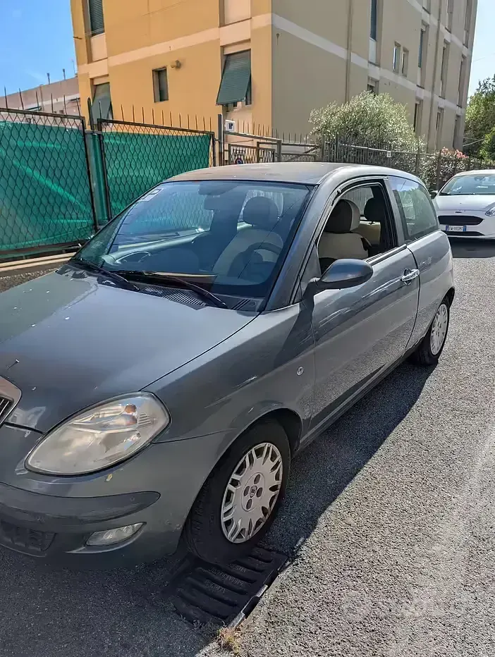 Usata Lancia Ypsilon 95 CV (69 kW) 2004 Grigio Utilitaria