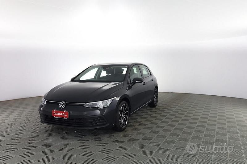 Grigio urano Usata 2023 VW Golf VIII Life | 26.400 € (Buon prezzo) - Immagine 1/4