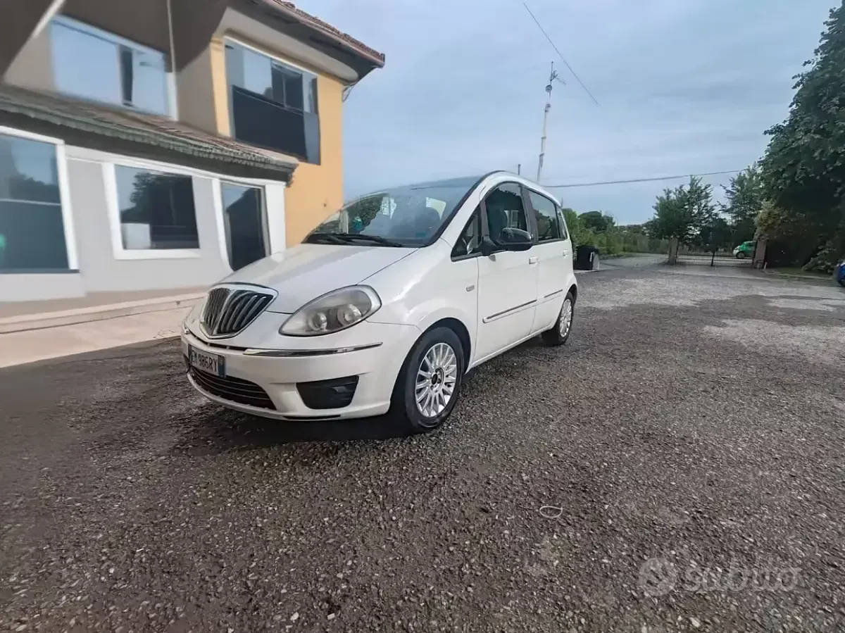 Usado Lancia Musa Gold 77 CV (56 kW) 2012 Blanco Monovolumen
