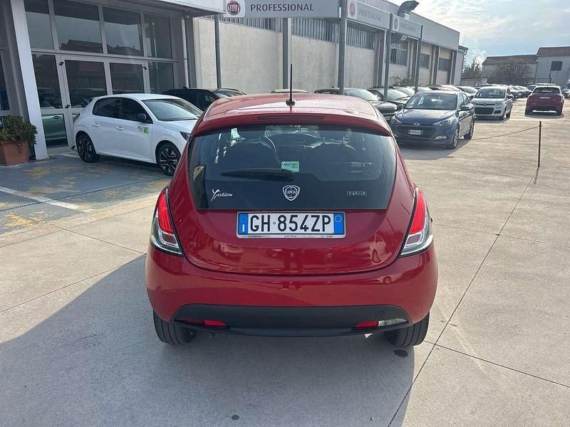 Usata Lancia Ypsilon Silver 70 CV (51 kW) 2022 Rosso Utilitaria