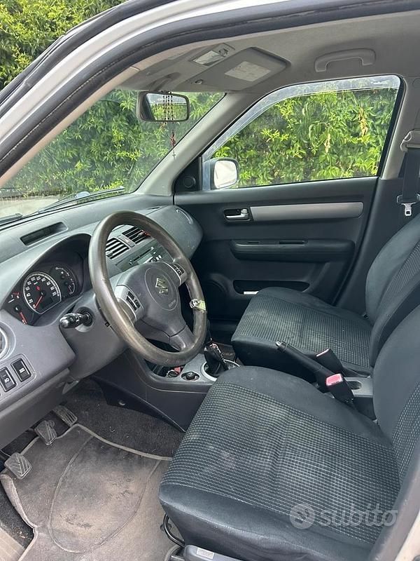 Second-hand Suzuki Swift 92 CP (67 kW) 2005 Gri Hatchback