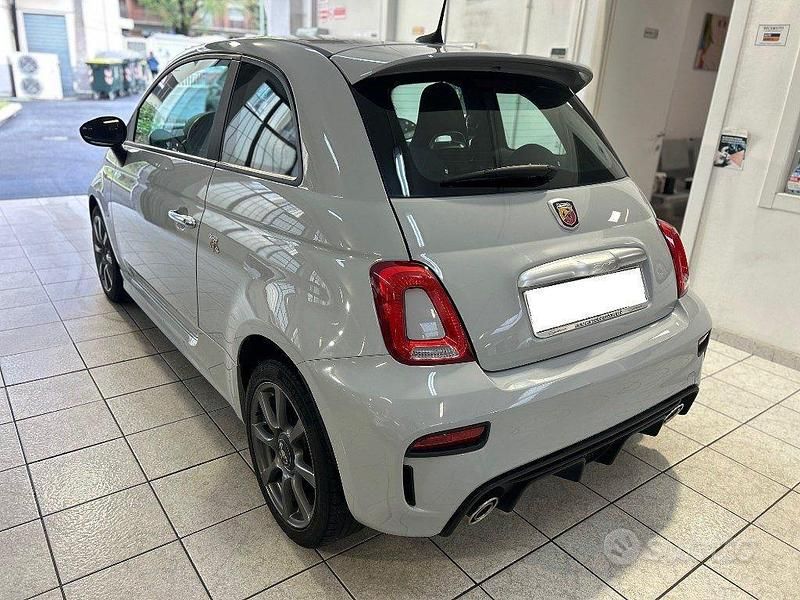 Usata Abarth 595 145 CV (106 kW) 2022 Grigio pastello Utilitaria