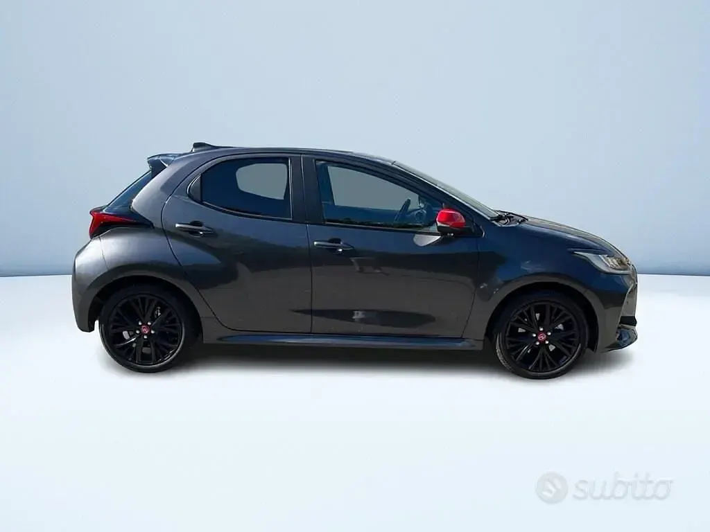 Usata Toyota Yaris Hybrid 92 CV (67 kW) 2022 Grigio Berlina