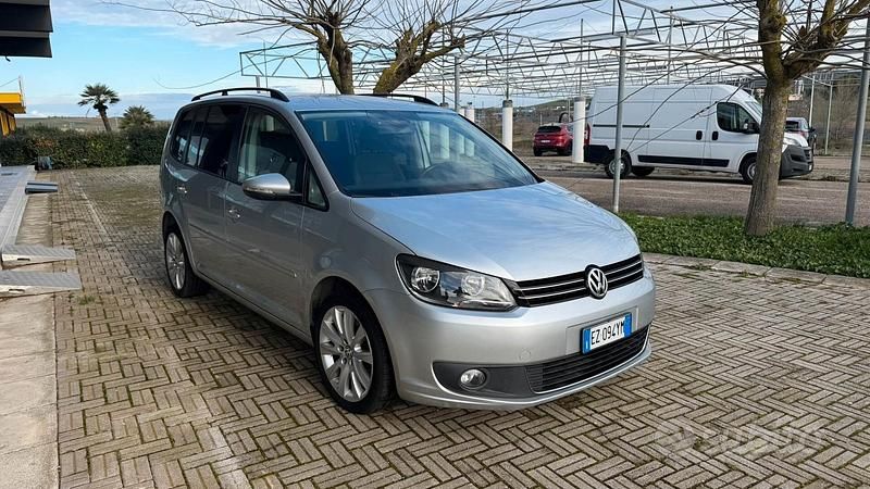 Begagnad VW Touran Comfortline 105 HK (77 kW) 2015 Grå Minibuss
