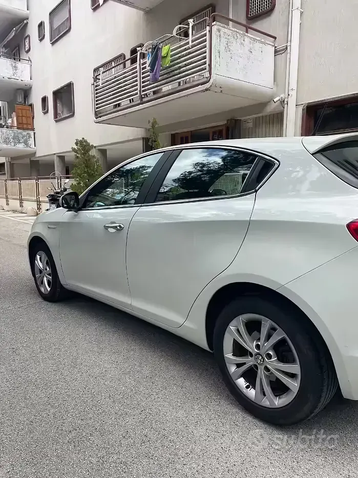 Usata Alfa Romeo Giulietta 120 CV (88 kW) 2011 Bianco Utilitaria