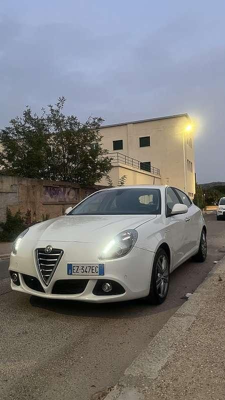 Usata 2015 Alfa Romeo Giulietta Distinctive Due volumi | 7600 € (Buon prezzo) - Immagine 1/4