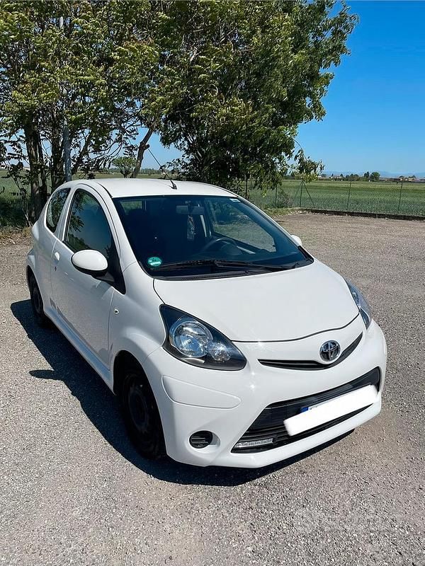 Usata Toyota Aygo 68 CV (50 kW) 2012 Bianco Utilitaria
