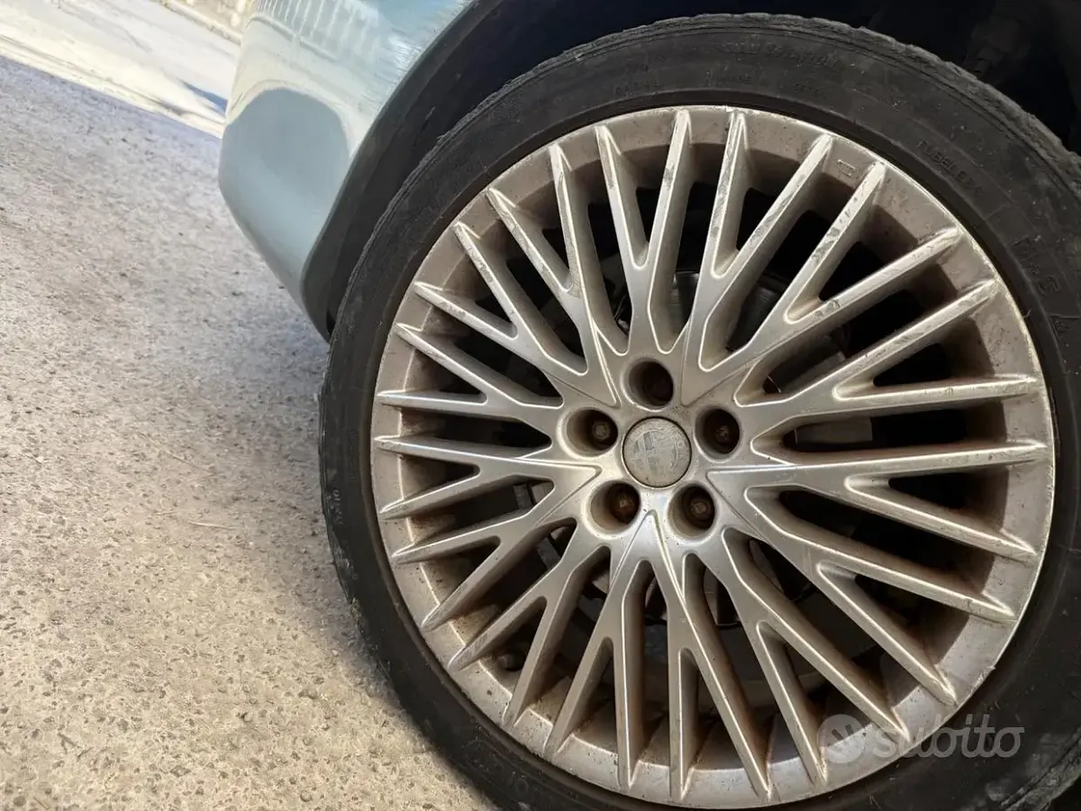 Usata Alfa Romeo 147 Distinctive 120 CV (88 kW) 2006 Grigio Utilitaria