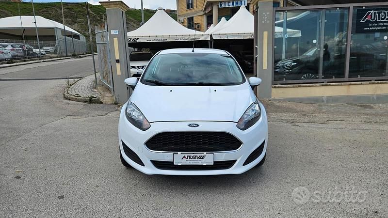 Begagnad Ford Fiesta 75 HK (55 kW) 2016 Grå Van