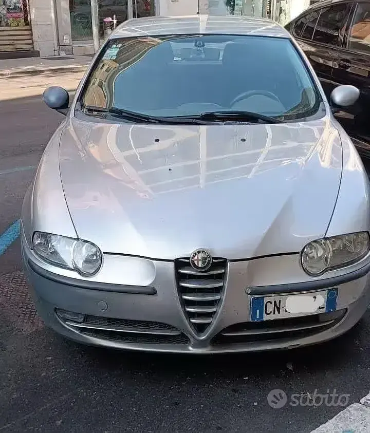 Usata Alfa Romeo 147 116 CV (85 kW) 2004 Grigio Utilitaria