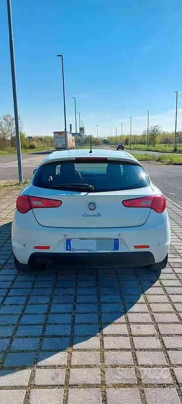 Usata Alfa Romeo Giulietta Distinctive 105 CV (77 kW) 2013 Bianco Utilitaria