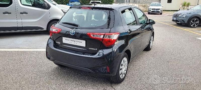 Usata Toyota Yaris Hybrid Active 101 CV (74 kW) 2018 Nero Berlina