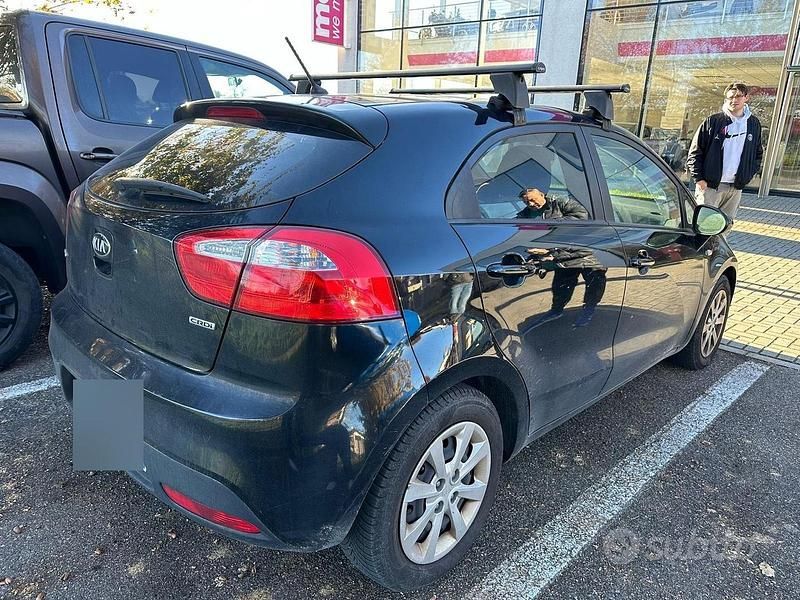 Usata Kia Rio Active 75 CV (55 kW) 2014 Nero Berlina