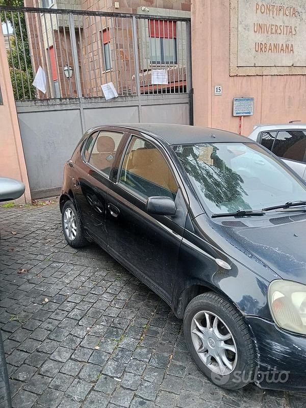 Usata Toyota Yaris Luna 86 CV (63 kW) 2001 Nero Utilitaria