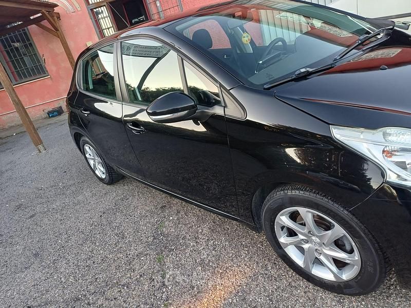 Usata Peugeot 208 68 CV (50 kW) 2013 Utilitaria