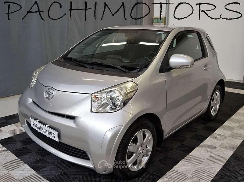 Usata Toyota iQ 68 CV (50 kW) 2010 Argento Utilitaria