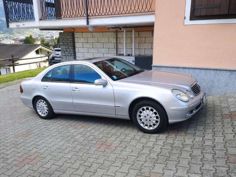Usata Mercedes E270 Elegance 177 CV (130 kW) 2002 Grigio Berlina