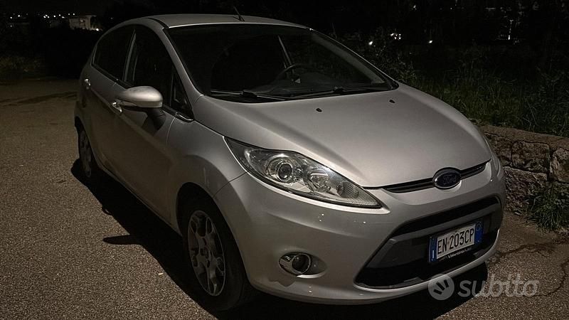 Usata Ford Fiesta Titanium 96 CV (70 kW) 2011 Grigio Utilitaria