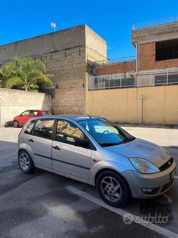 Usato 2003 Ford Fiesta Benzin (1.000 €)