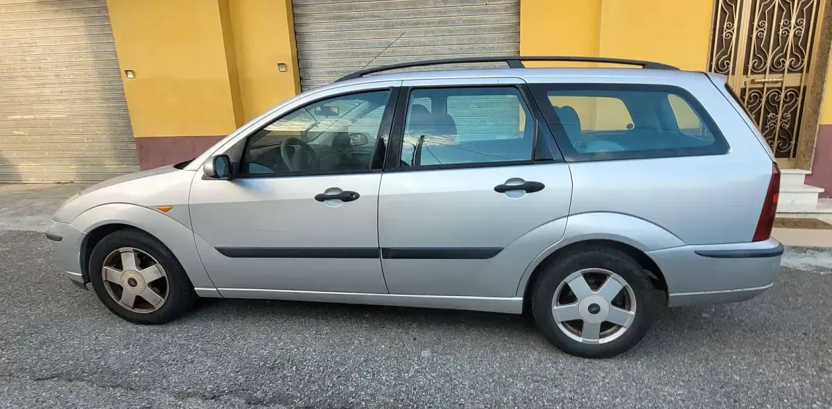 Usata Ford Focus Zetec 101 CV (74 kW) 2004 Grigio Station wagon