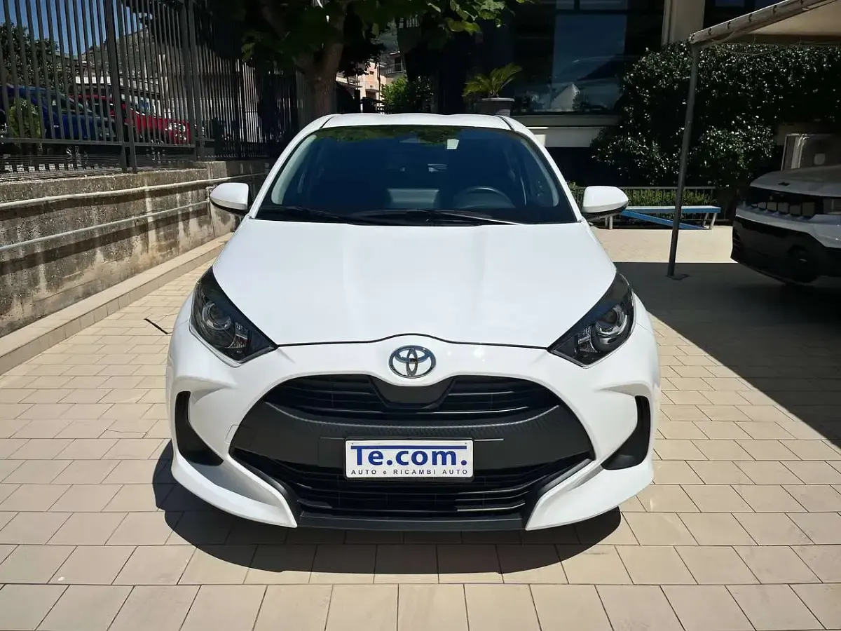 Usata Toyota Yaris Hybrid Active 92 CV (67 kW) 2025 Bianco Berlina