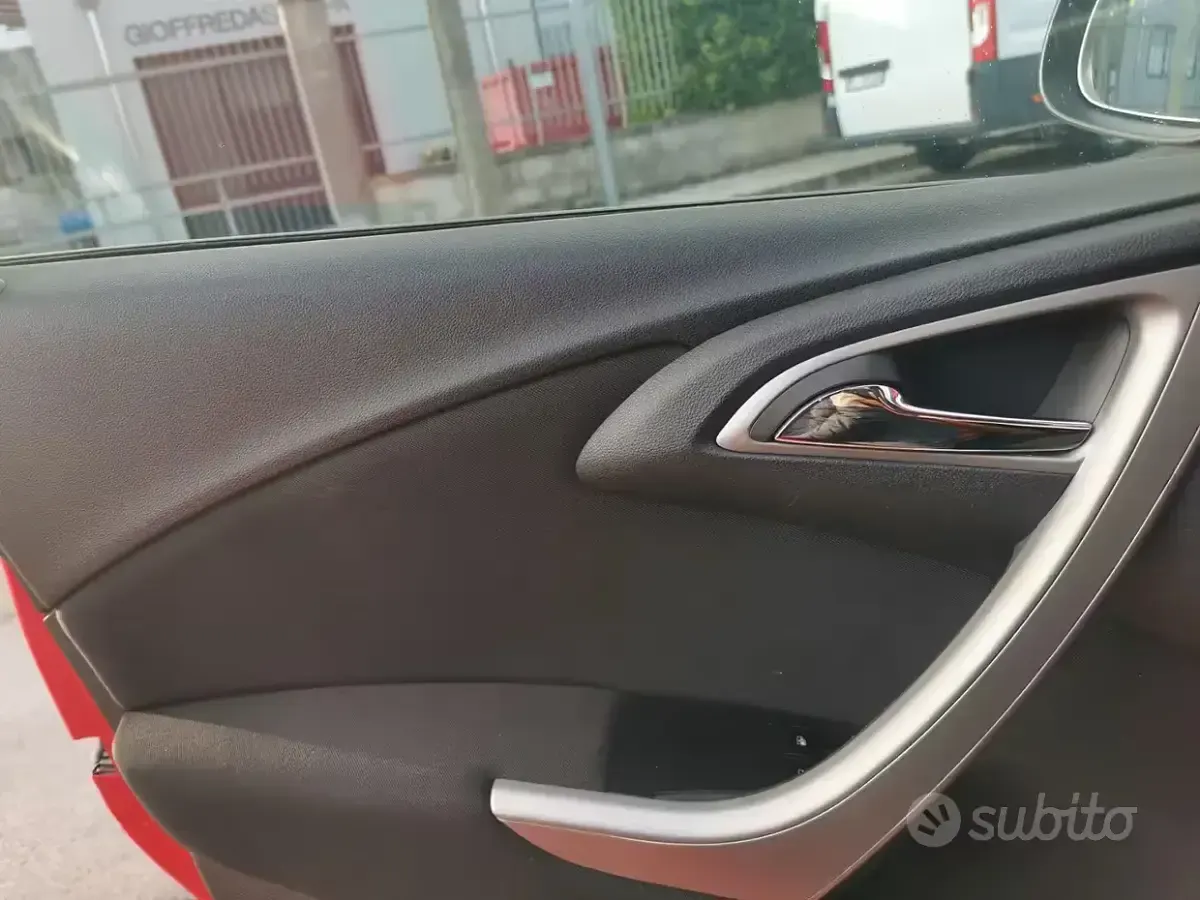 Usata Opel Astra 110 CV (80 kW) 2010 Rosso Berlina