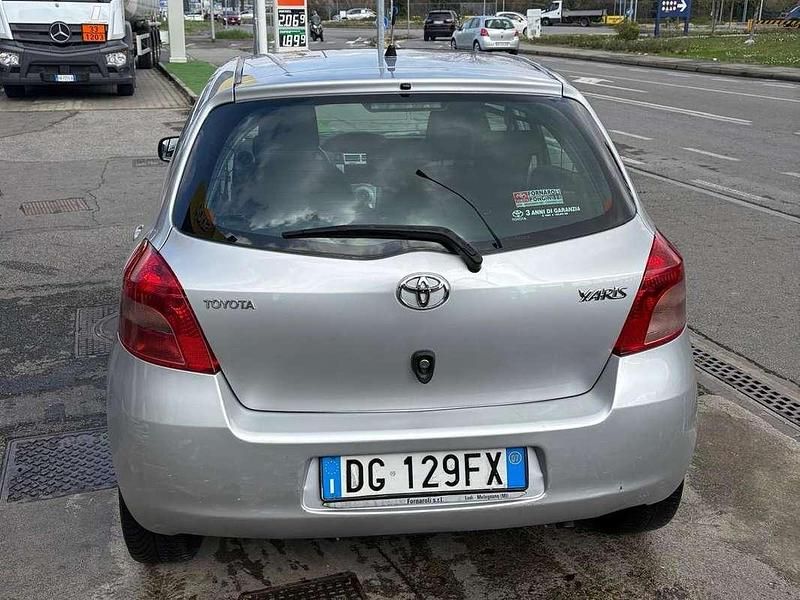 Usata Toyota Yaris Play 87 CV (63 kW) 2008 Argento Utilitaria