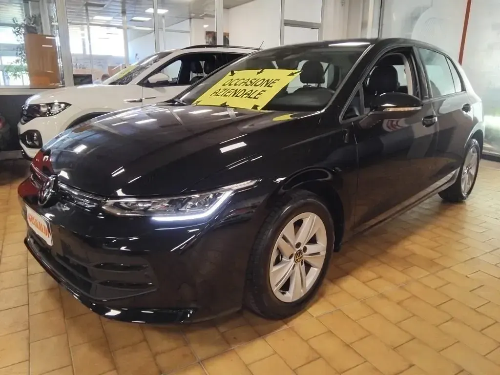 Usata VW Golf VIII Life 116 CV (85 kW) 2025 Grenadill black / metallizzato Berlina