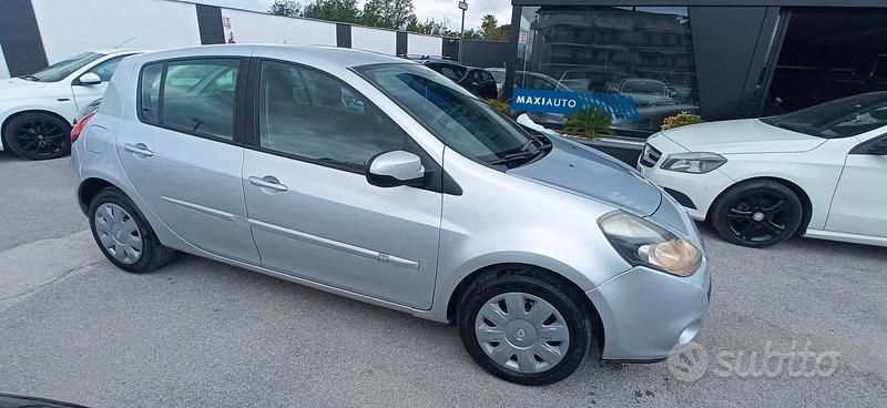 Usata Renault Clio II 75 CV (55 kW) 2011 Argento Berlina