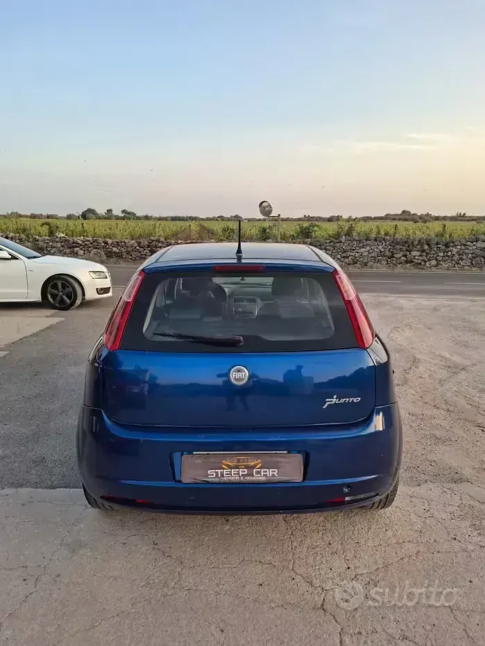 Usata Fiat Grande Punto 65 CV (47 kW) 2009 Bluazzurro Utilitaria