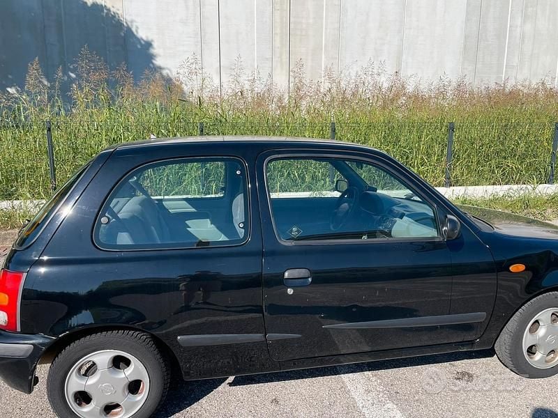 Usata Nissan Micra 54 CV (39 kW) 1998 Nero Utilitaria