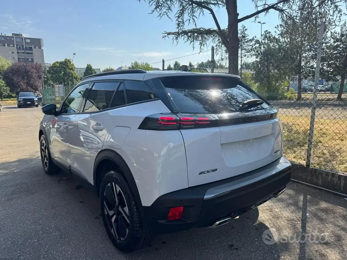 Usata Peugeot 2008 Allure 136 CV (100 kW) 2025 Bianco pastello SUV