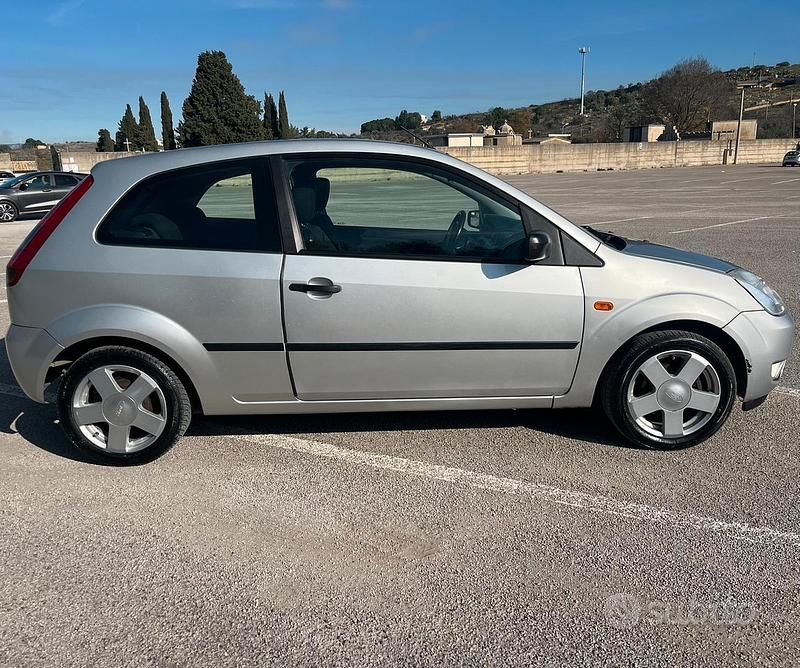 Grigio Usata 2004 Ford Fiesta Due volumi | 4200 € - Immagine 1/4