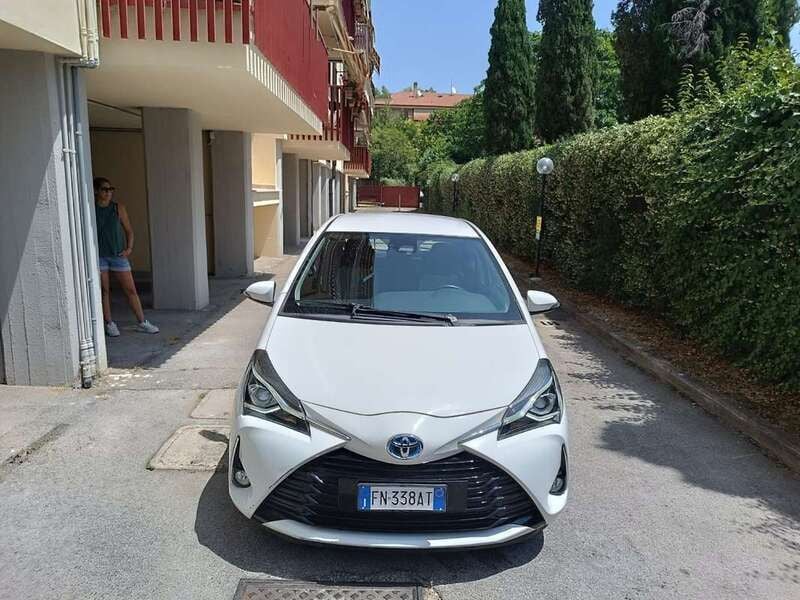 Usata Toyota Yaris Hybrid Active 73 CV (53 kW) 2018 Bianco Berlina