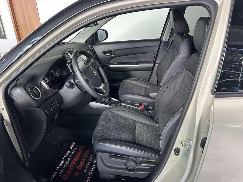 Nuova Suzuki Vitara 110 CV (80 kW) 2026 Avorio metallizzato/tetto nero SUV