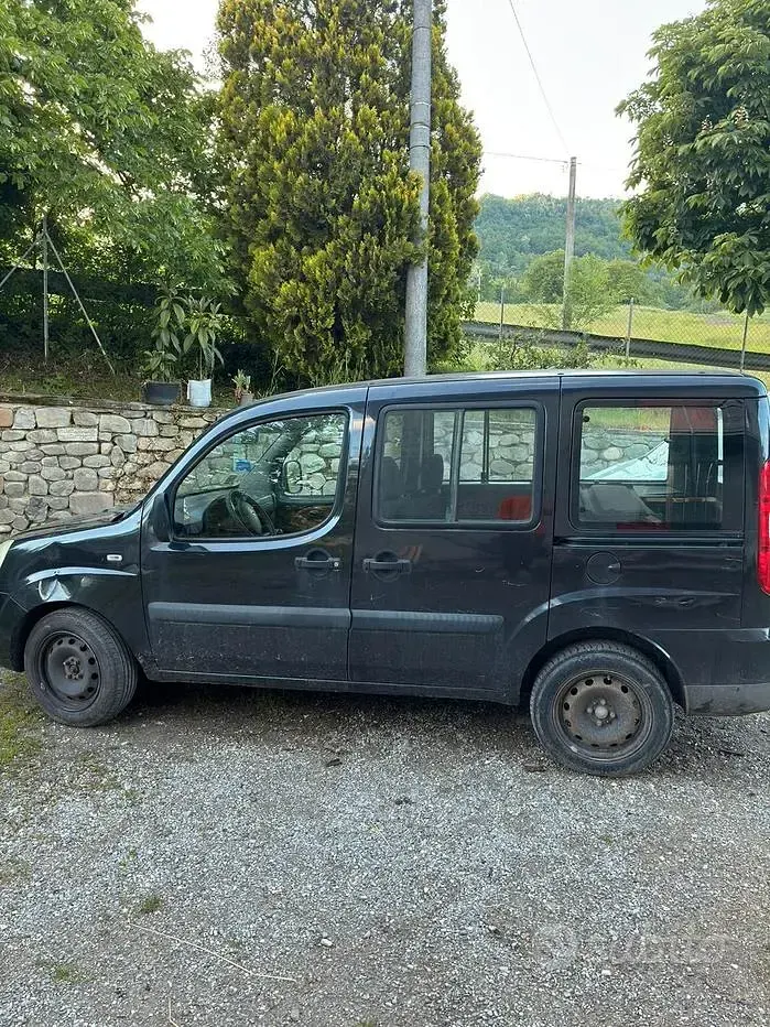Käytetty Fiat Doblò 120 HP (88 kW) 2006 Musta Tila-auto